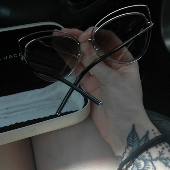MARC JACOBS LARGE CAT-EYE SUNGLASSES - Picture 8 of 8
